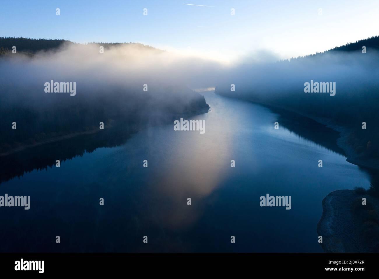 Vista aerea di un lago nebuloso. Dawn luci scure durante l'alba, clima freddo Foto Stock