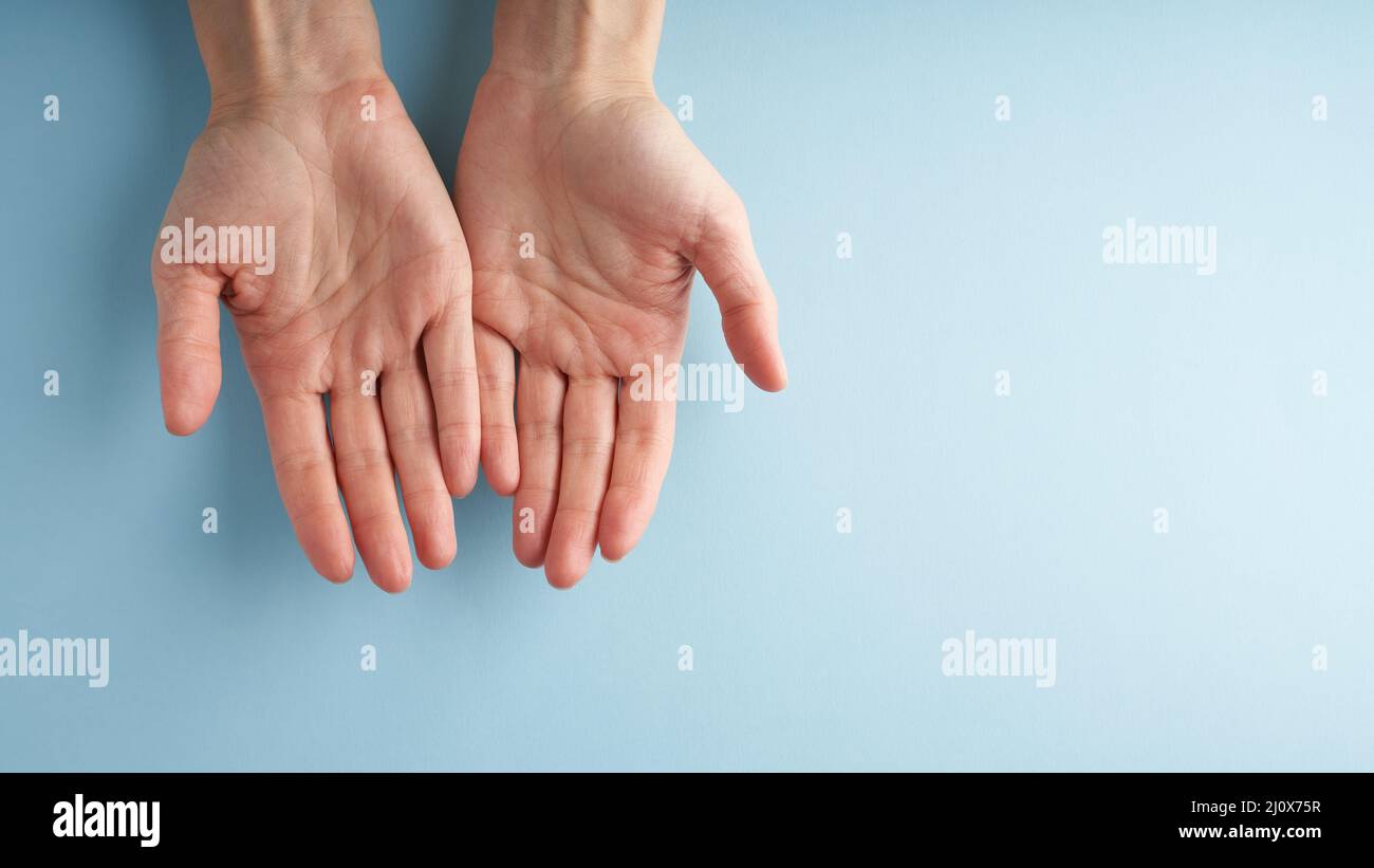 Aiutare la mano, il sostegno in una situazione difficile, crisi. Ultima occasione, concetto di speranza. Foto Stock