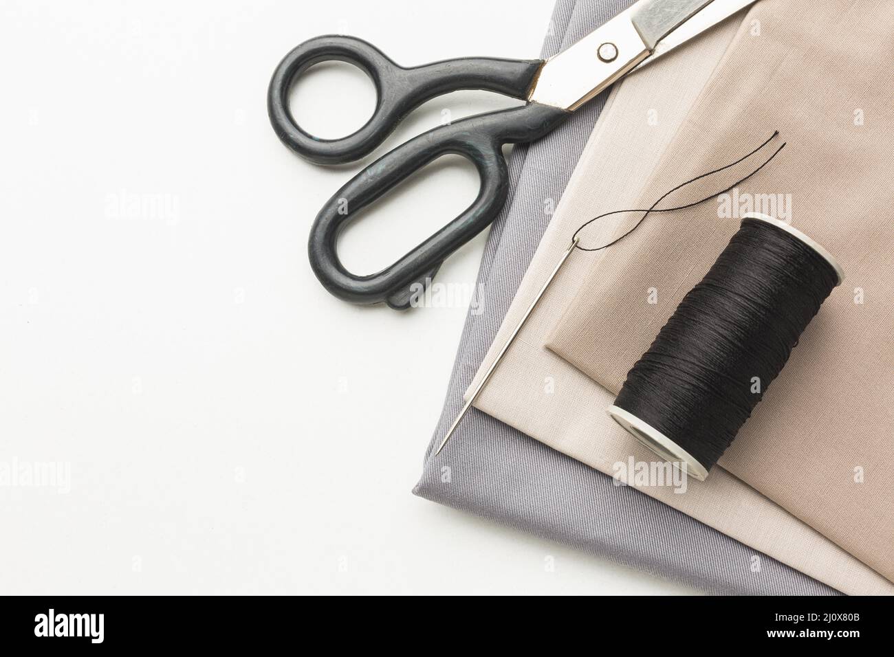 Tessuti con vista dall'alto e filo a forbice. Foto di alta qualità Foto Stock
