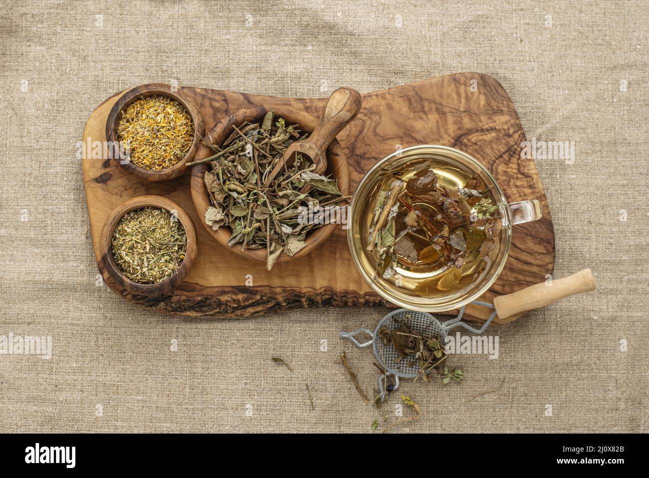 Assortimento di piatti secchi piante tisane tisane. Concetto di foto di alta qualità Foto Stock