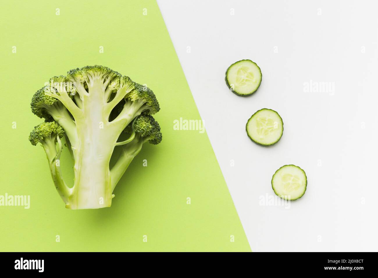Vista dall'alto metà broccoli cetrioli. Concetto di foto di alta qualità Foto Stock