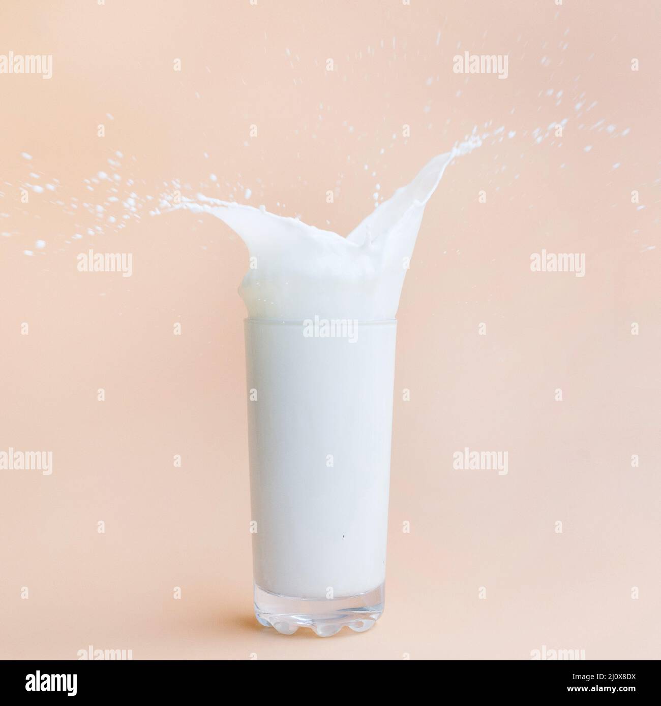 Versare il latte fuori dal vetro. Concetto di foto di alta qualità Foto Stock