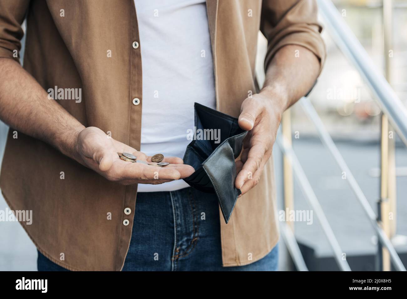 Mani ravvicinate che tengono le monete del portafoglio Foto Stock Mani ravvicinate che tengono le monete del portafoglio Foto Stock