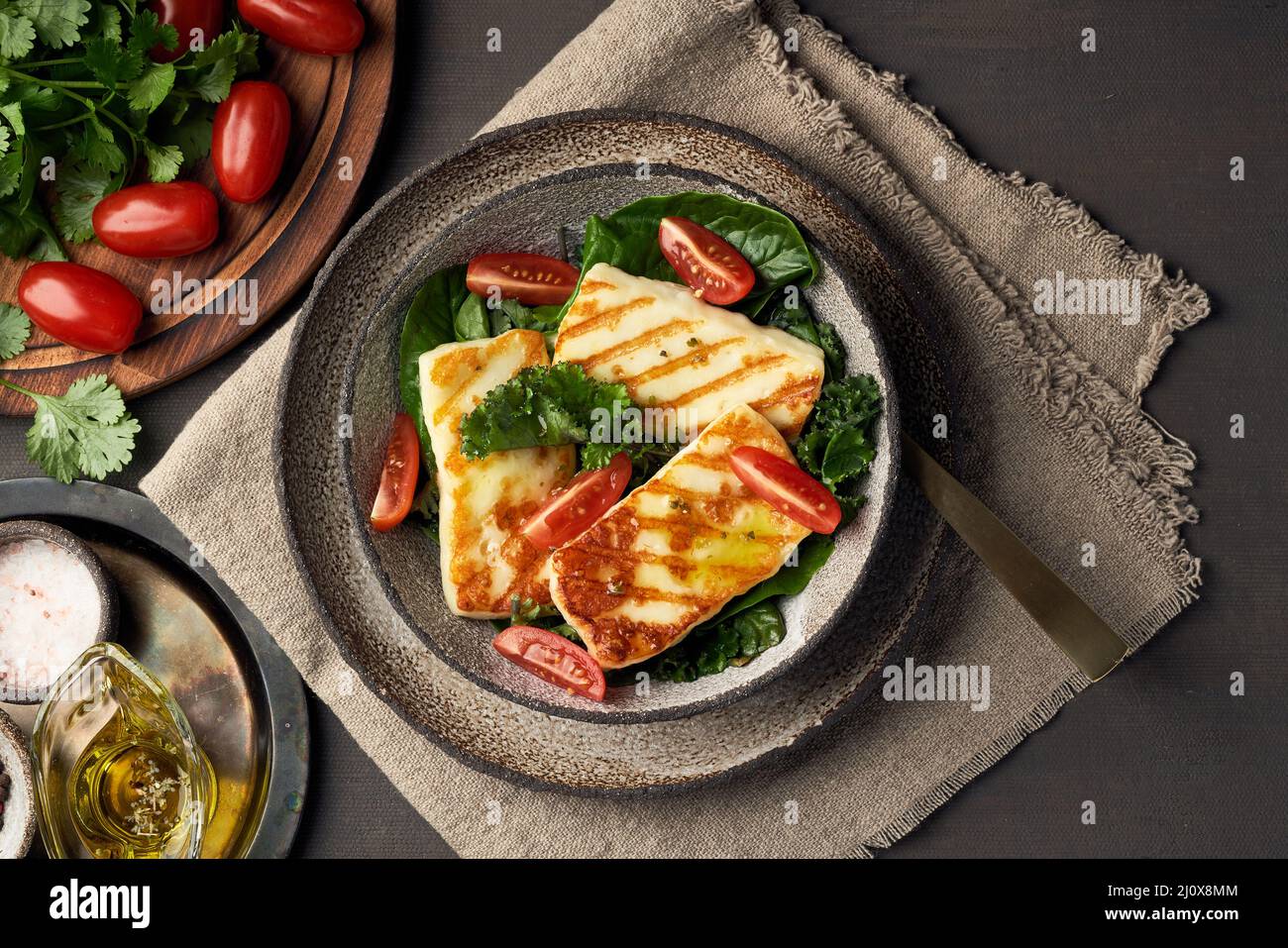 Formaggio halloumi fritto di Cipro con insalata verde sana. Lchf, pegan, fodmap, paleo, scd, keto dieta. Foto Stock
