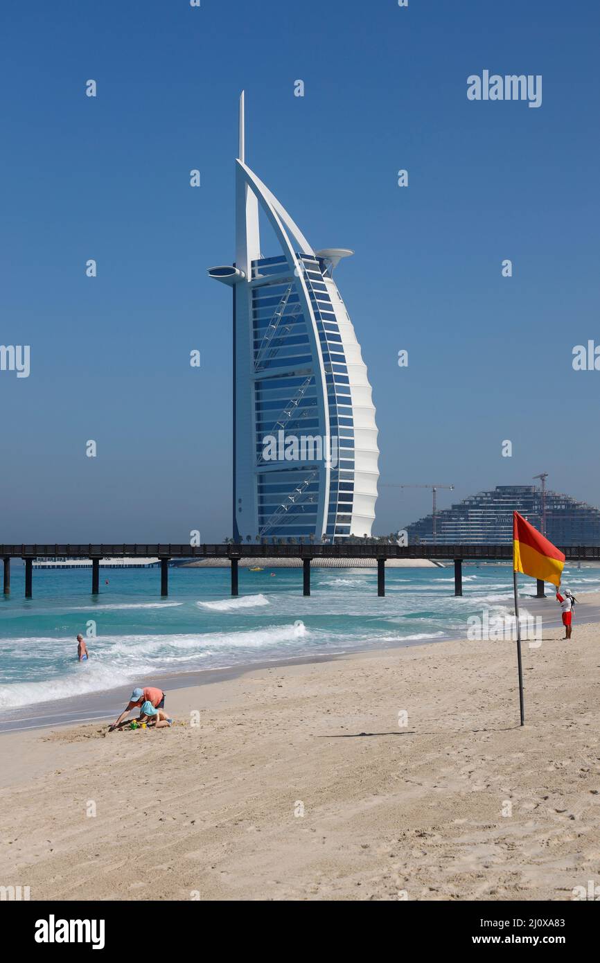 Hotel di lusso Burj al Arab visto dalla spiaggia di Madinat Jumeirah a Dubai, Emirati Arabi Uniti. Foto Stock