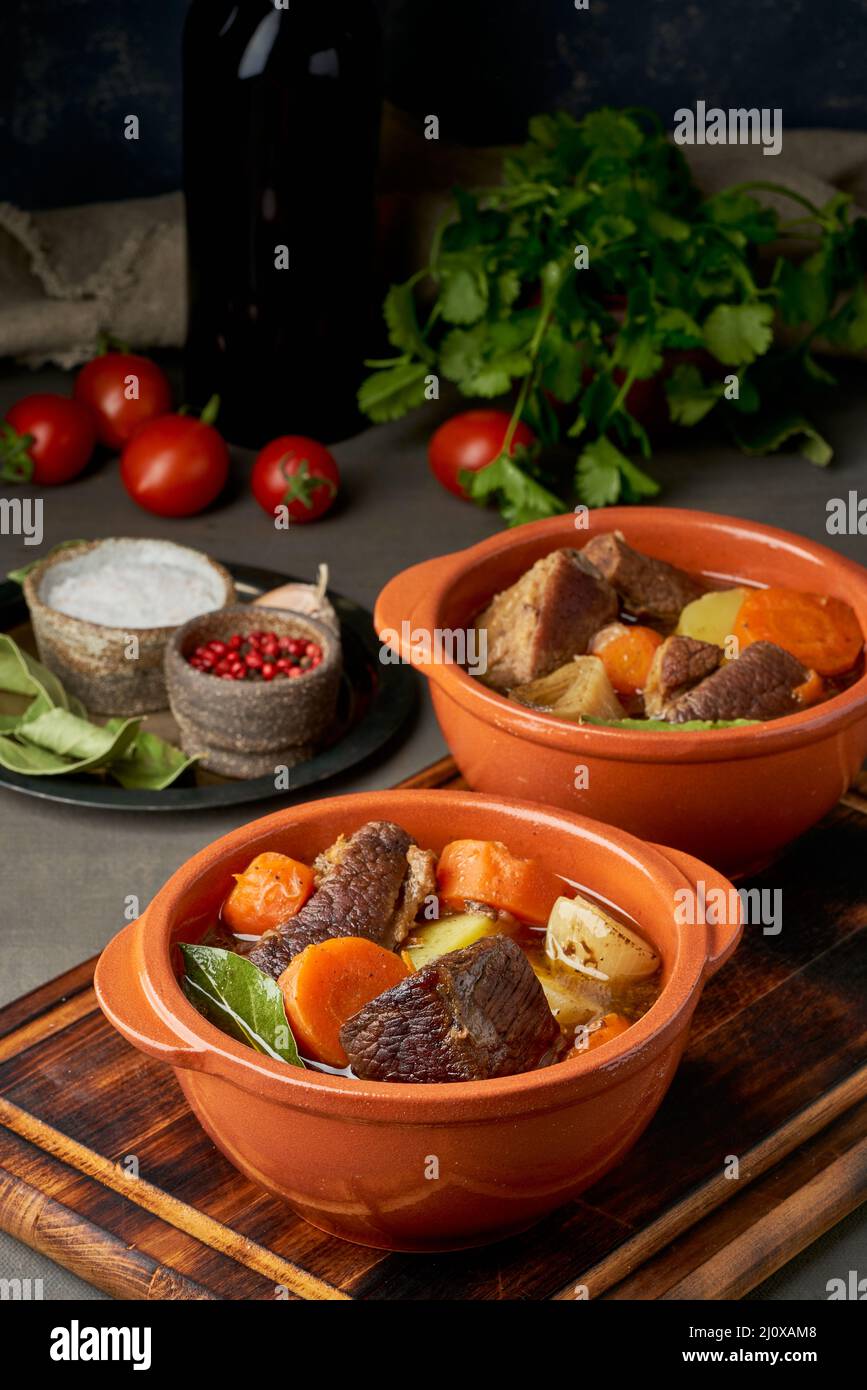 Gulasch con grandi pezzi di manzo e verdure. Carne di Borgogna. Cottura lenta. Foto Stock