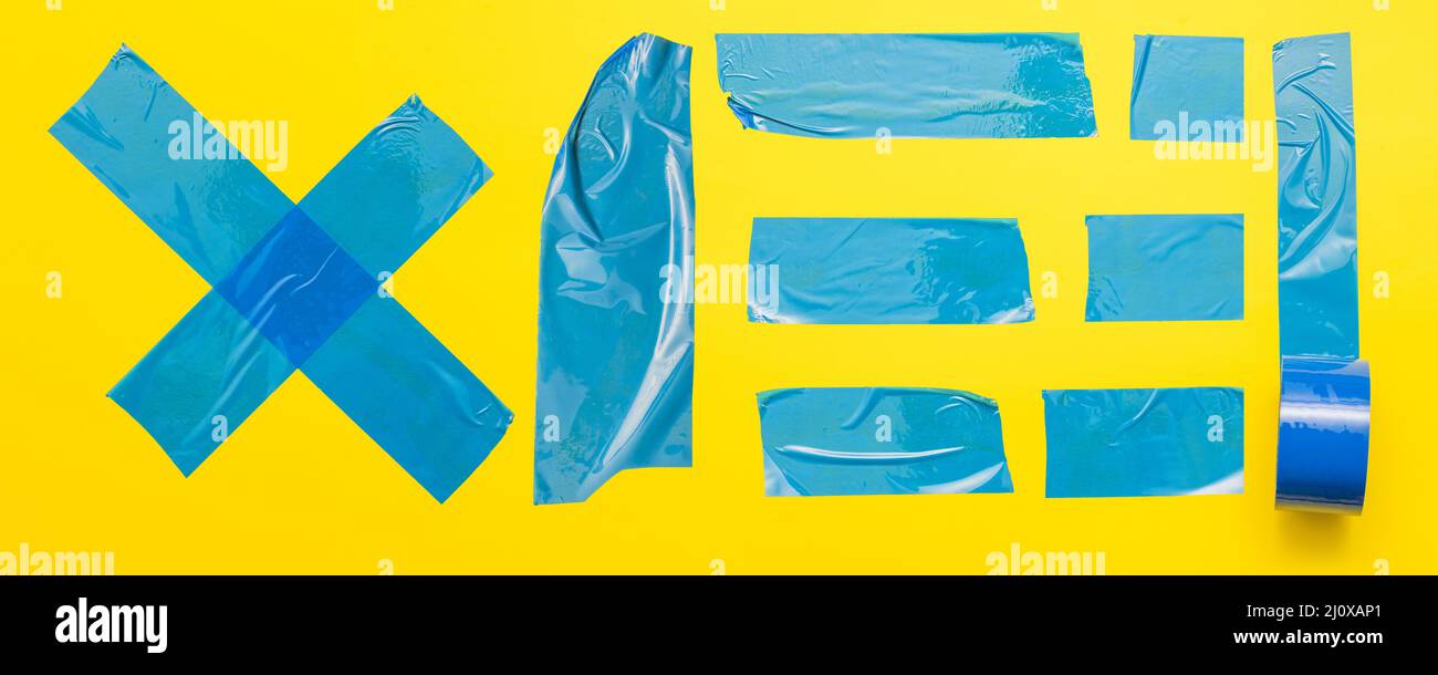 Nastro fotografico blu su sfondo giallo. Concetto di foto di alta qualità Foto Stock