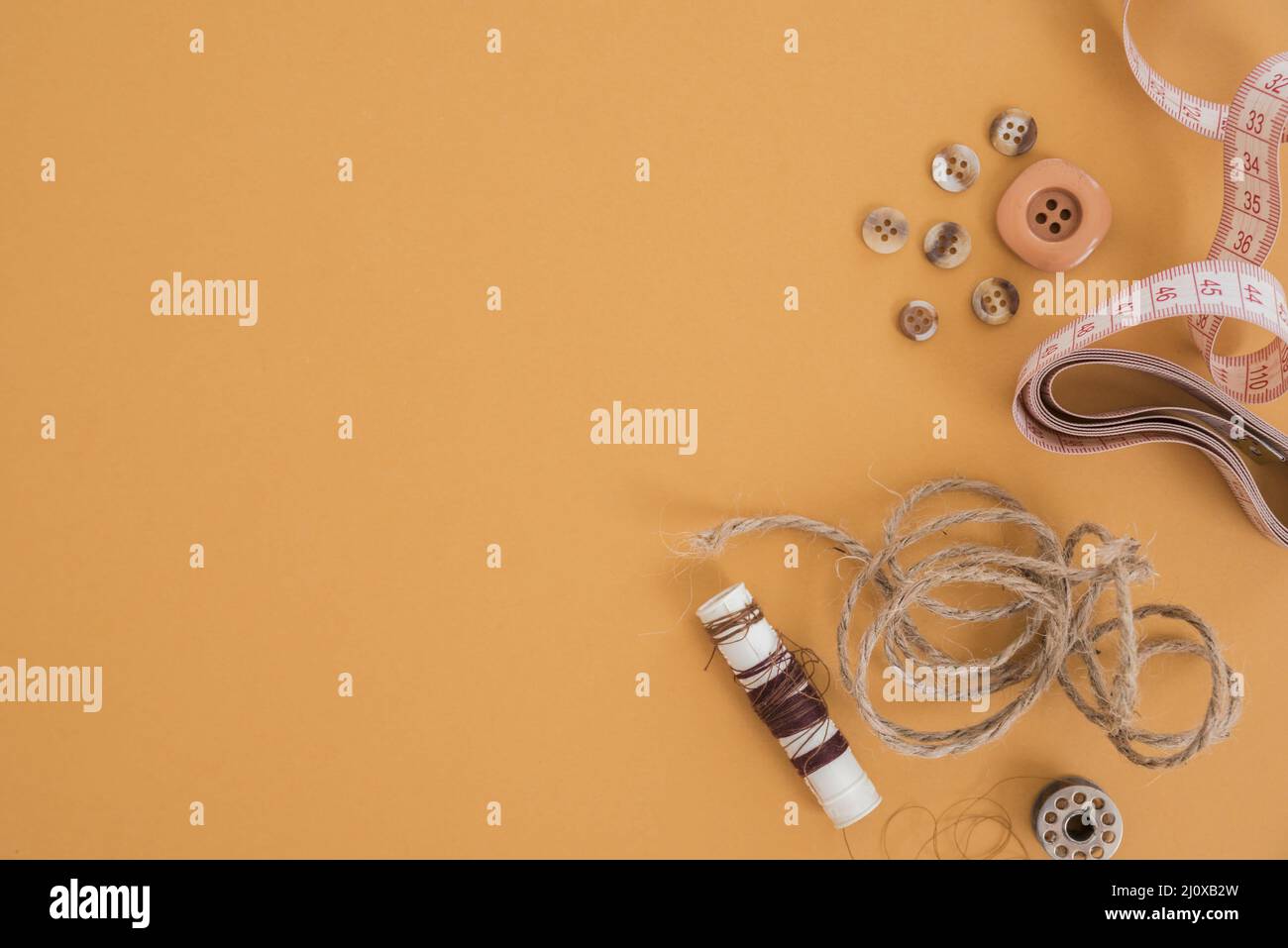 Pulsante filettatura jute nastro di misurazione bobina sfondo colorato. Concetto di foto di alta qualità Foto Stock