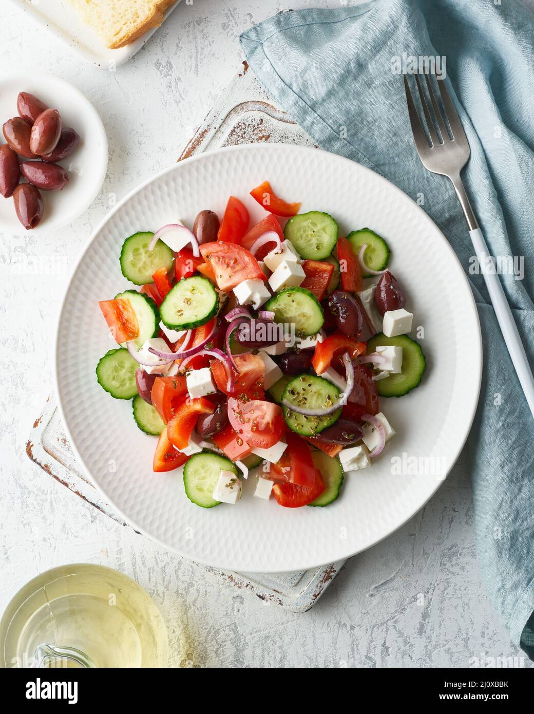 Horiatiki insalata del villaggio greco con formaggio feta, olive, pomodori ciliegini, cetrioli e cipolla rossa Foto Stock