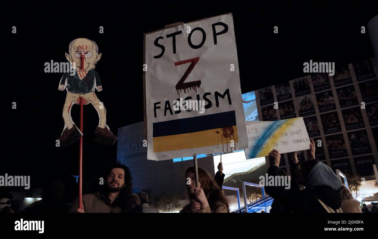 Tel Aviv, Israele. 20th Mar 2022. I manifestanti hanno dei segnali mentre si riuniscono per guardare un video discorso del presidente ucraino Volodymyr Zelensky al parlamento israeliano trasmesso a Piazza Habima il 20 marzo 2022 a Tel Aviv, Israele. Zelensky ha chiesto ad Israele di imporre sanzioni alla Russia e di aiutare l'Ucraina, ricordando la Germania nazista e confrontando le sue azioni con la situazione attuale. Credit: Eddie Gerald/Alamy Live News Foto Stock
