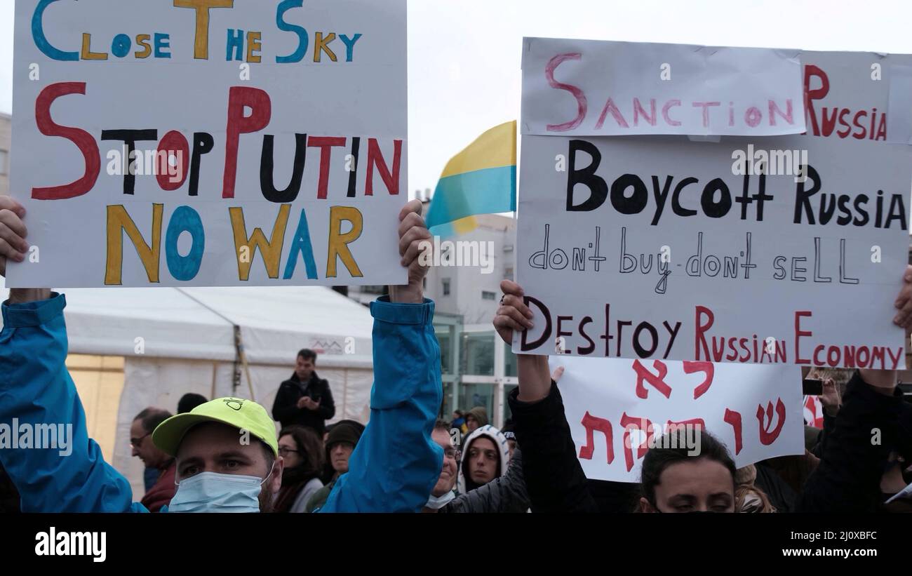 Tel Aviv, Israele. 20th Mar 2022. I manifestanti hanno dei segnali contro la Russia e Putin mentre si riuniscono per guardare un video discorso del presidente ucraino Volodymyr Zelensky al parlamento israeliano trasmesso a Piazza Habima il 20 marzo 2022 a Tel Aviv, Israele. Zelensky ha chiesto ad Israele di imporre sanzioni alla Russia e di aiutare l'Ucraina, ricordando la Germania nazista e confrontando le sue azioni con la situazione attuale. Credit: Eddie Gerald/Alamy Live News Foto Stock