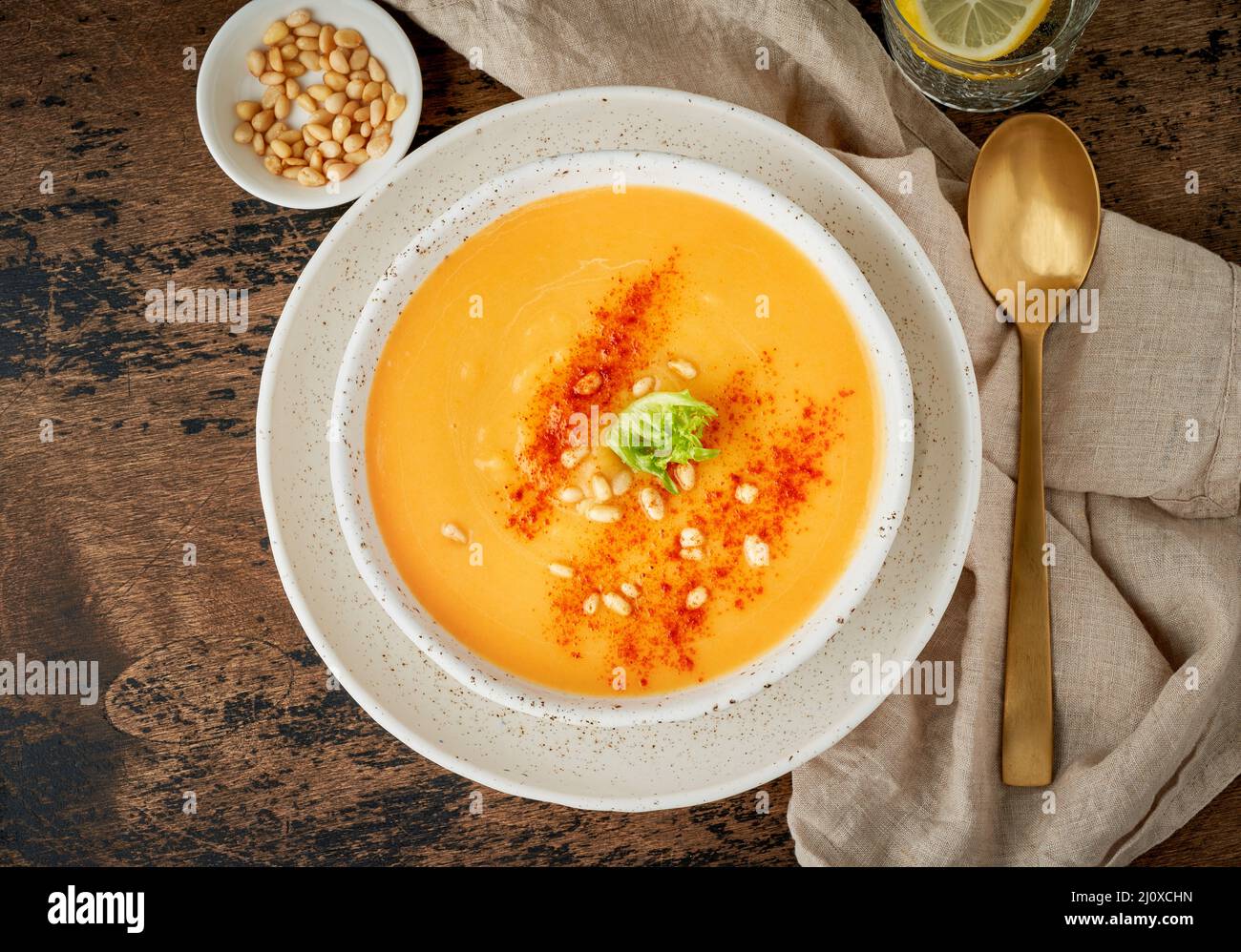 Zuppa di zucca autunnale con paprika affumicata, pinoli, piatto vegetariano Foto Stock