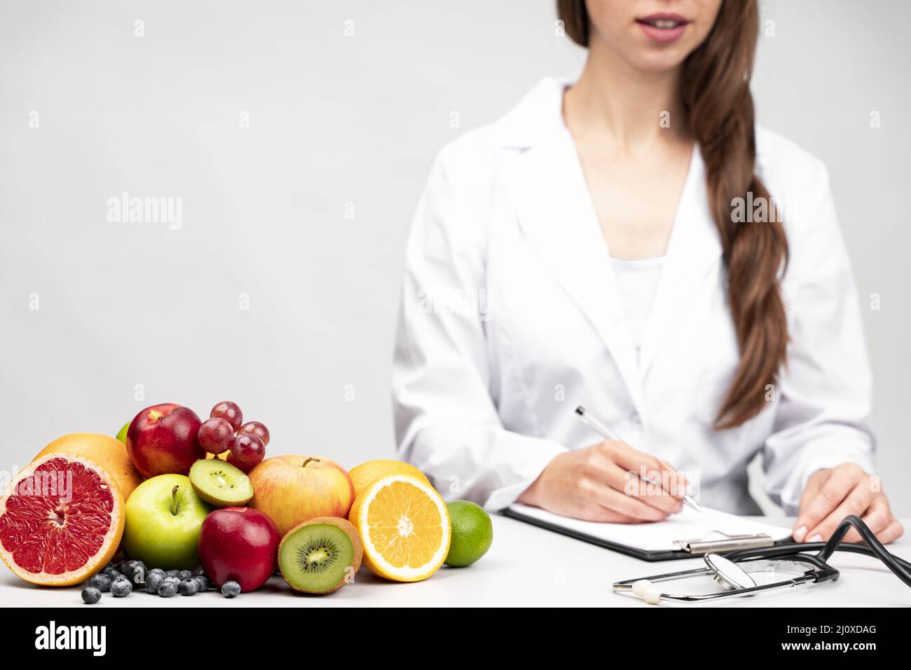 Nutrizionista che ha snack di frutta sano. Concetto di foto di alta qualità Foto Stock