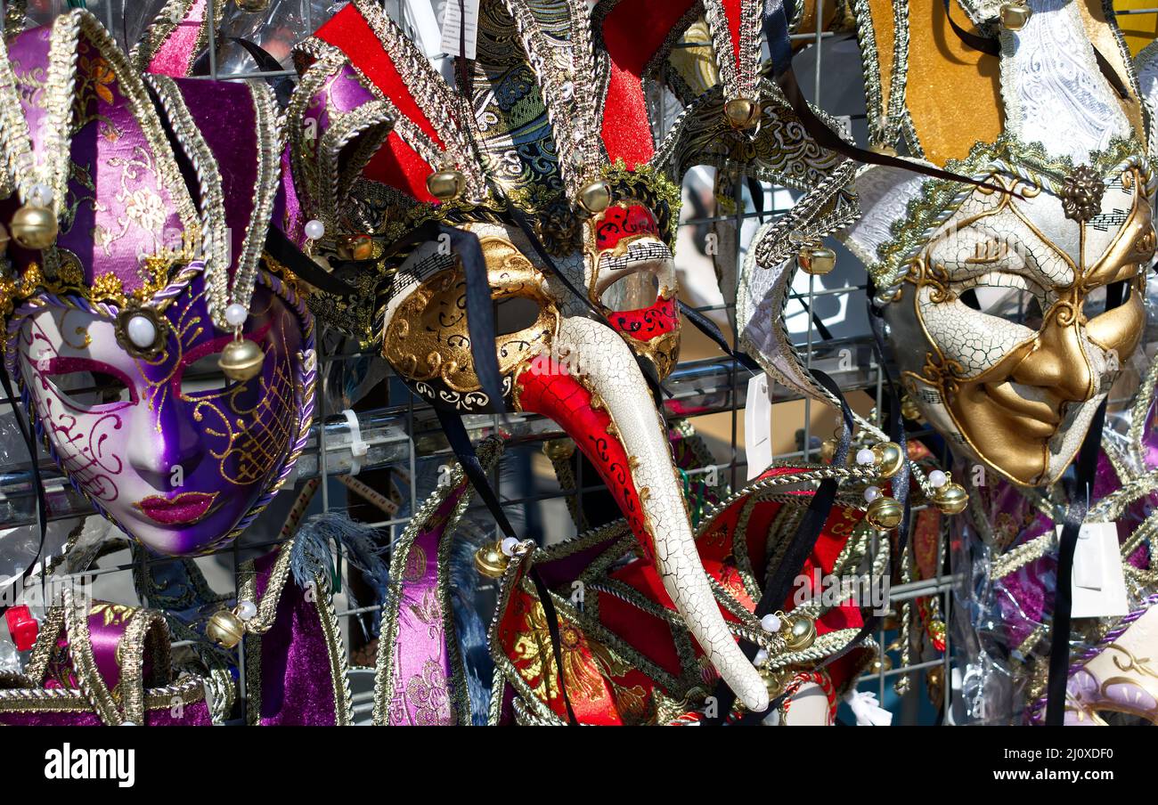 Maschera di Carnevale Veneziana colorata in mostra. Padova, Italia Foto  stock - Alamy