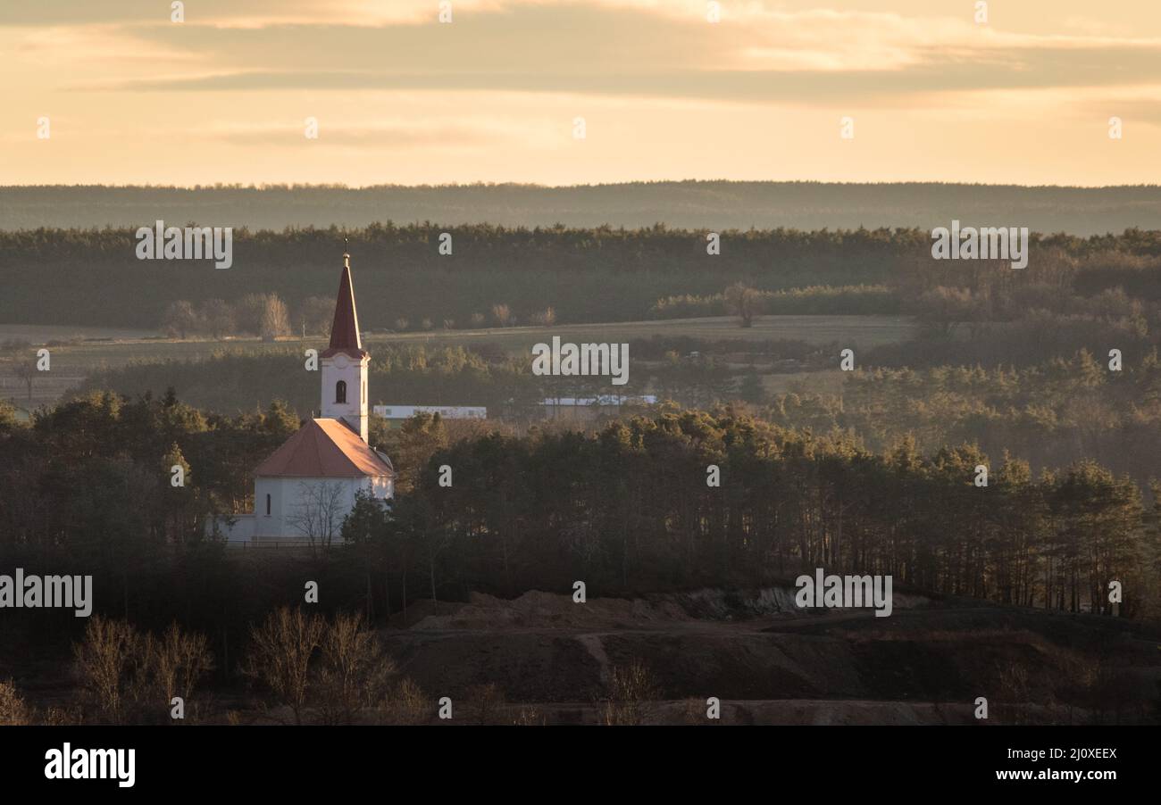Piccola cappella su una collina burgenland Foto Stock
