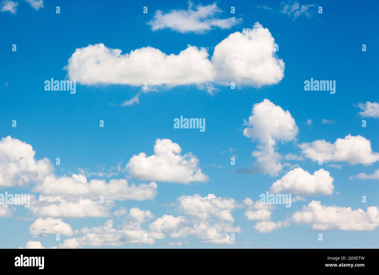 Bianchi e soffici nuvole nel cielo blu Foto Stock