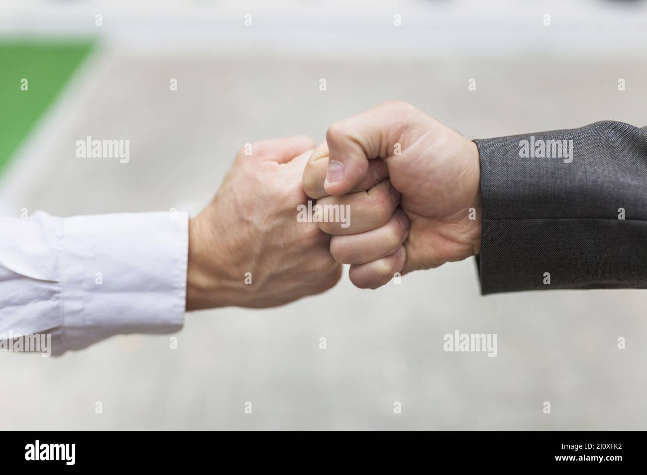 Crop uomini che battono pugni. Foto di alta qualità Foto Stock