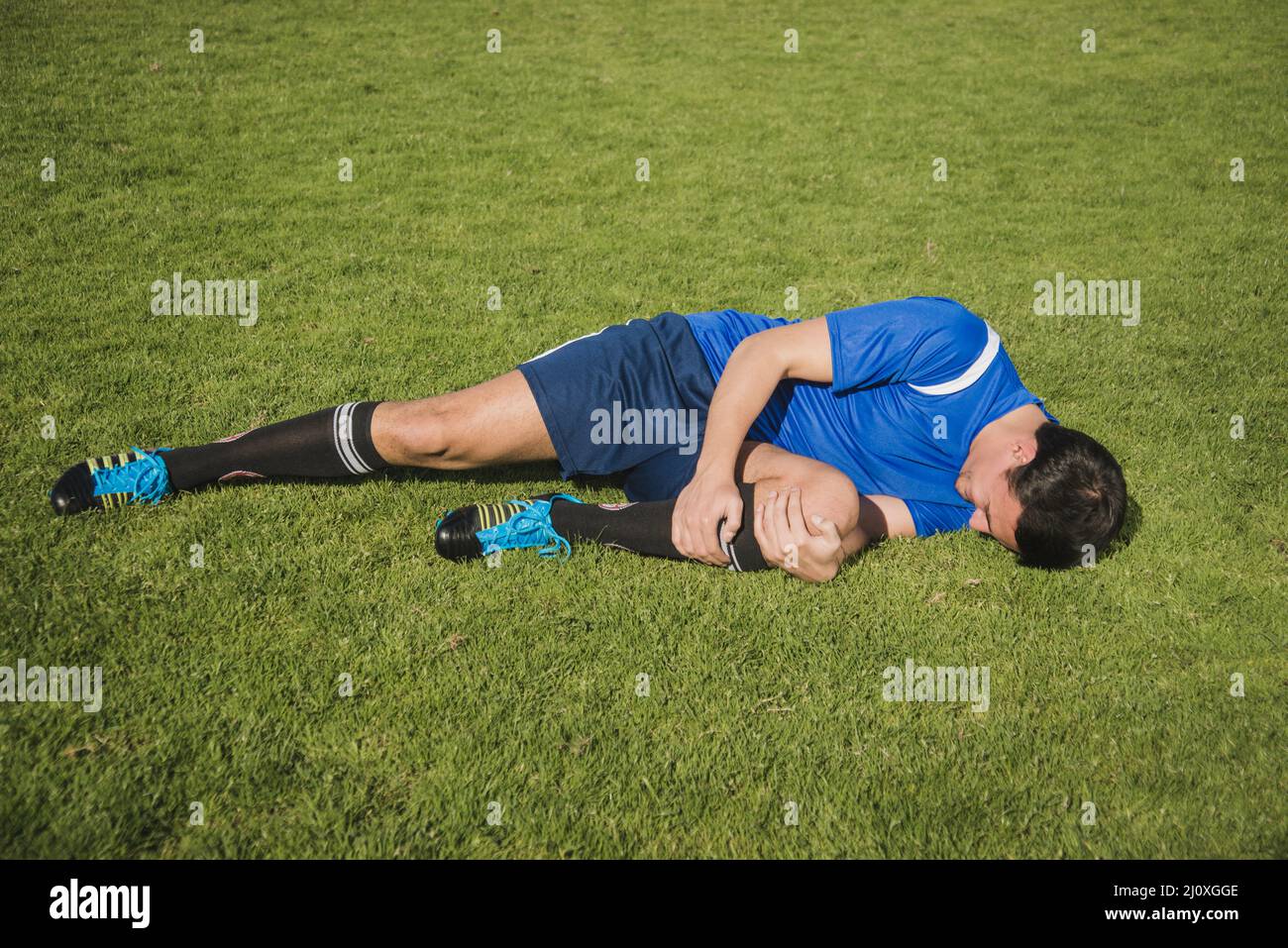 Dolore ferito giocatore di calcio. Foto di alta qualità Foto Stock