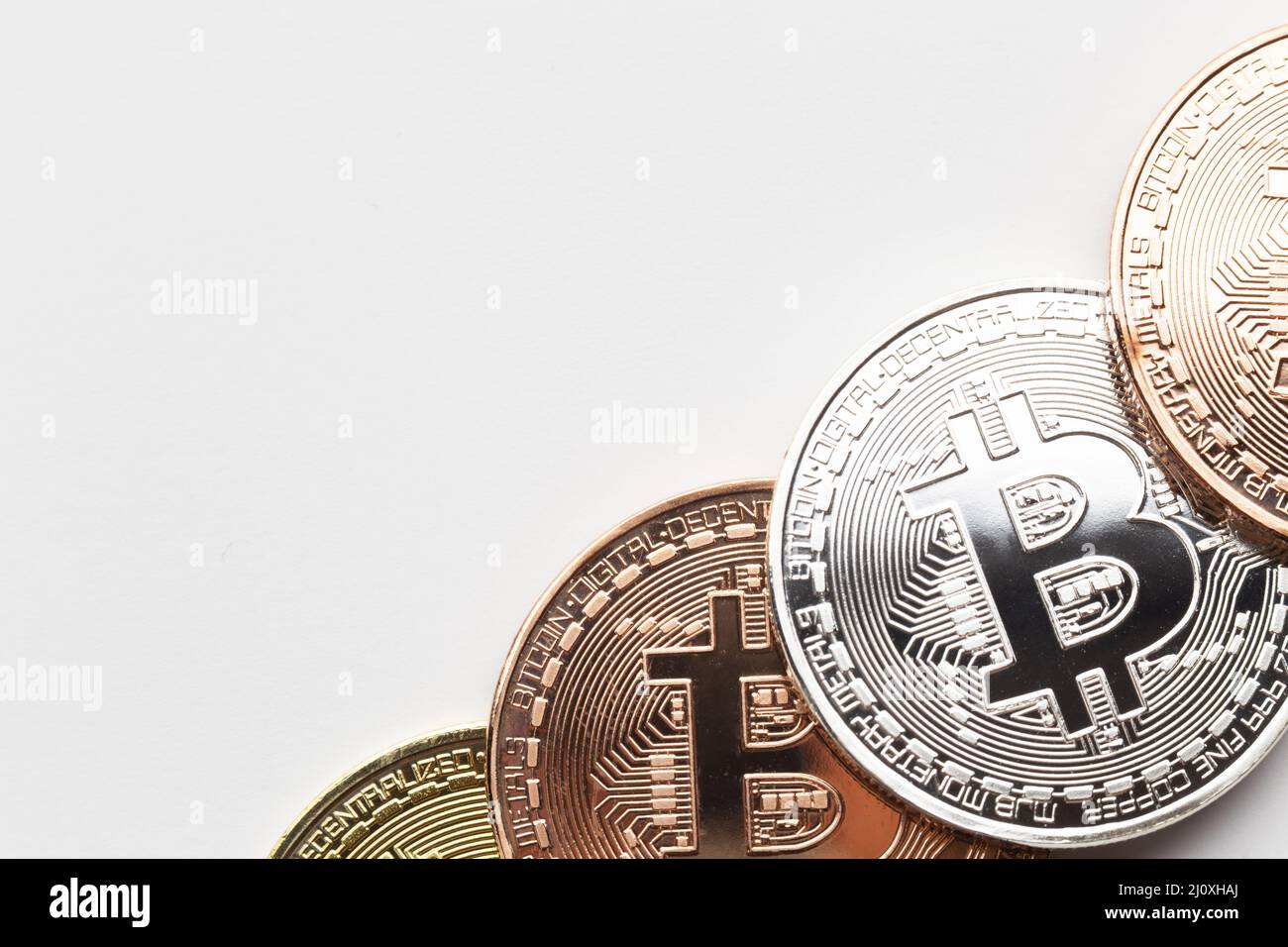 Primo piano bitcoin colori diversi. Concetto di foto di alta qualità Foto Stock