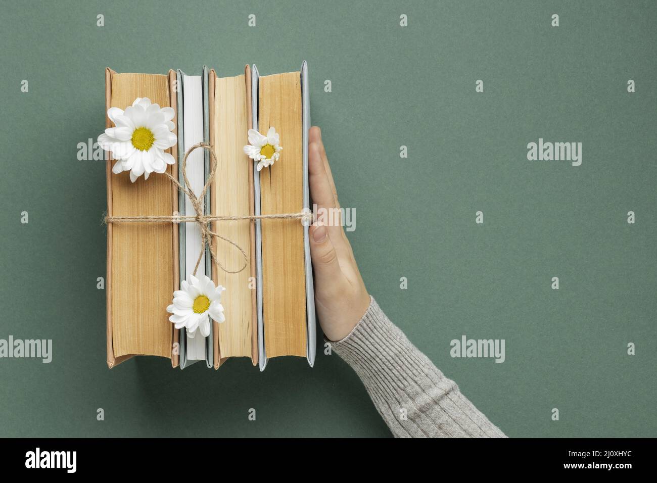 Composizione creativa con fiori di libri. Foto di alta qualità Foto Stock