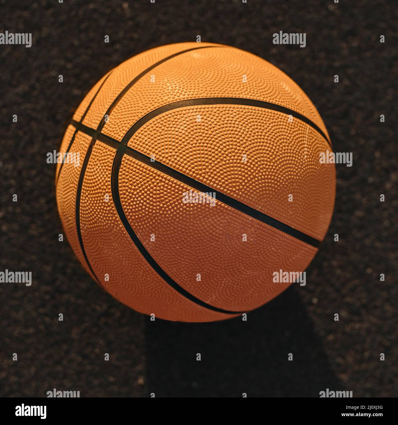Campo da basket ad angolo alto in primo piano. Concetto di foto di alta qualità Foto Stock