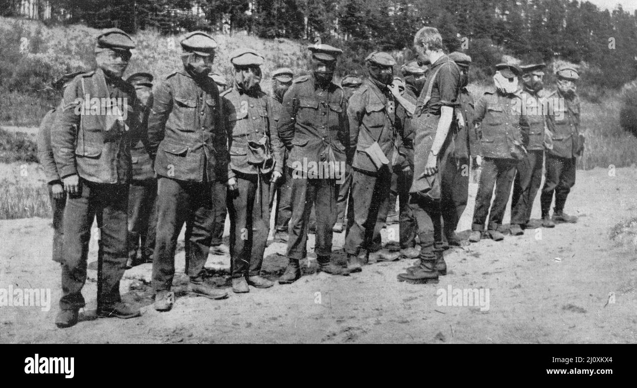 Parata del respiratore per i soldati britannici. Una perforazione giornaliera resa necessaria dall'uso tedesco di gas velenoso. Fronte occidentale 1915. Fotografia in bianco e nero Foto Stock