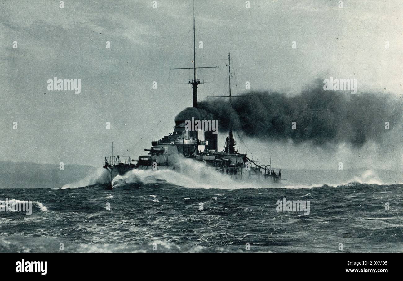 Nave da guerra francese Super Dreadnaught 'Paris' a pieno vapore; 1915. Fotografia in bianco e nero Foto Stock