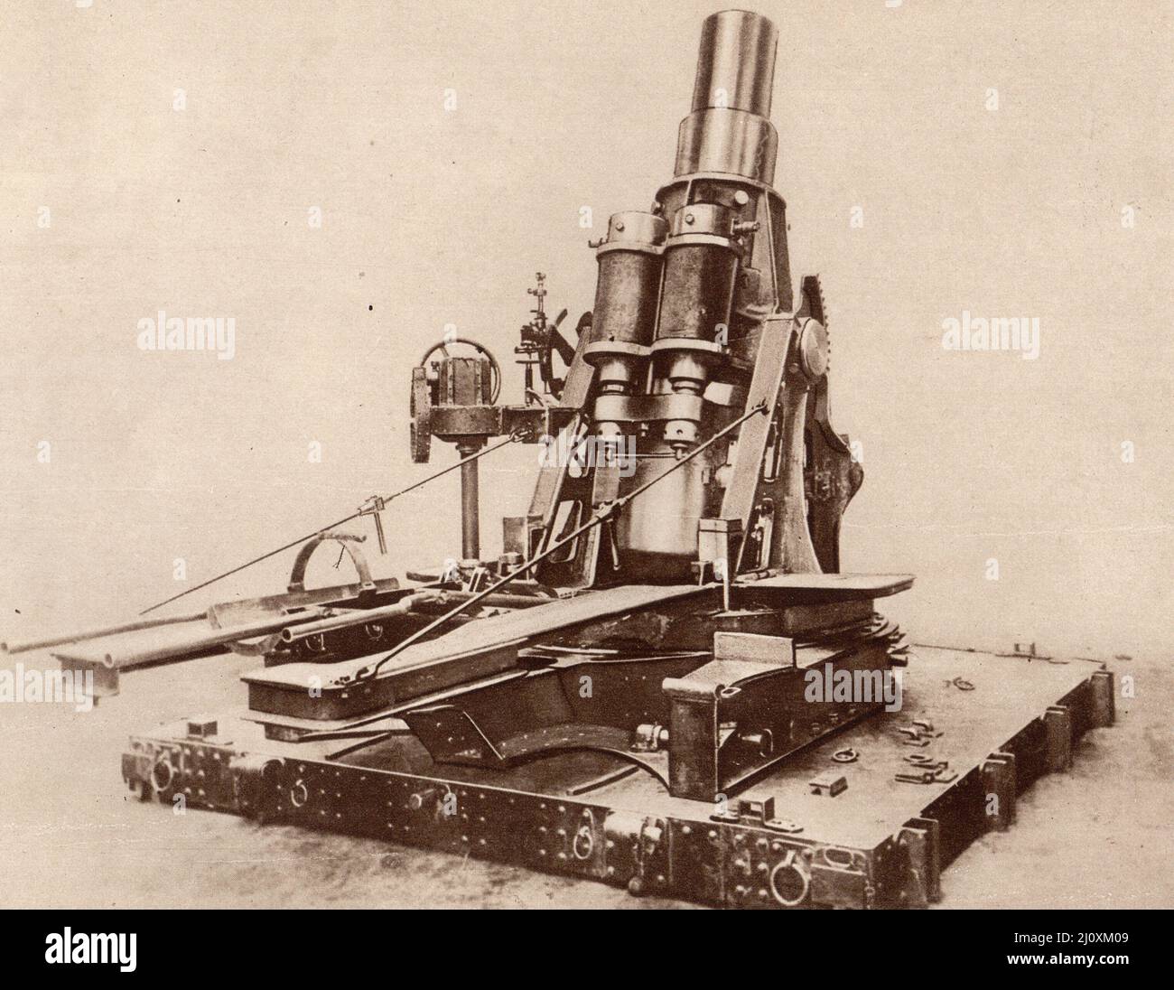 Skoda 17 pollici Austriaco 42cm Howitzer sul suo letto di cottura circa 1915; fotografia in bianco e nero Foto Stock