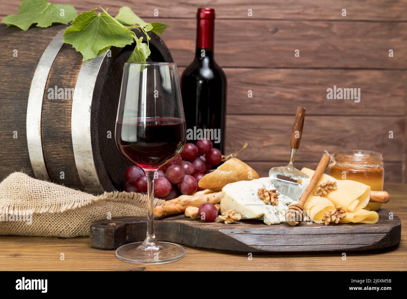 Tapa di vino a botte di legno. Concetto di foto di alta qualità Foto Stock