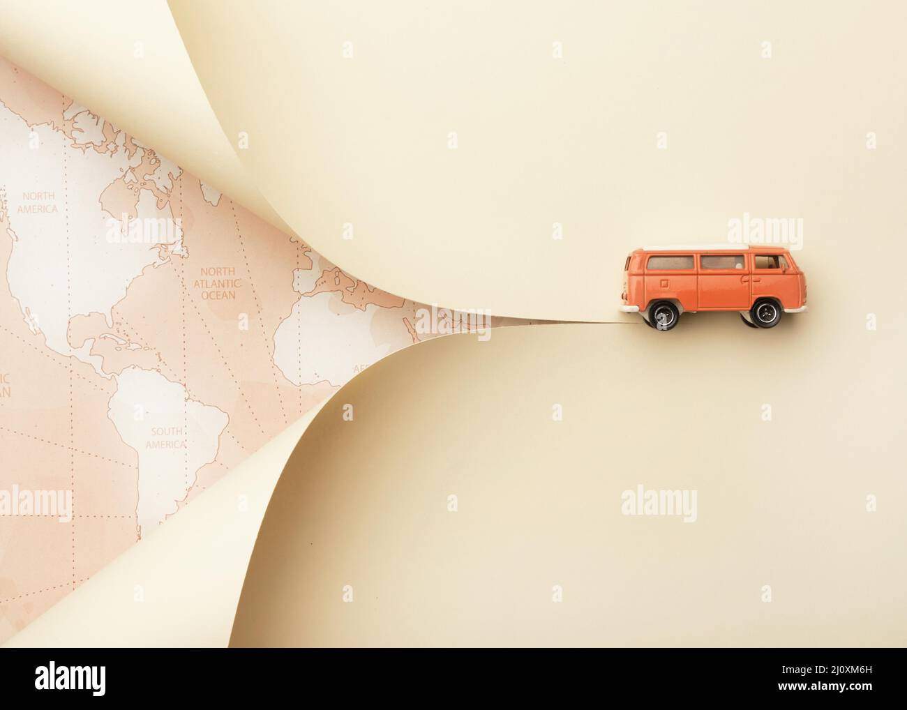 Concetto di viaggio con il pulmino giocattolo della mappa del mondo Foto Stock