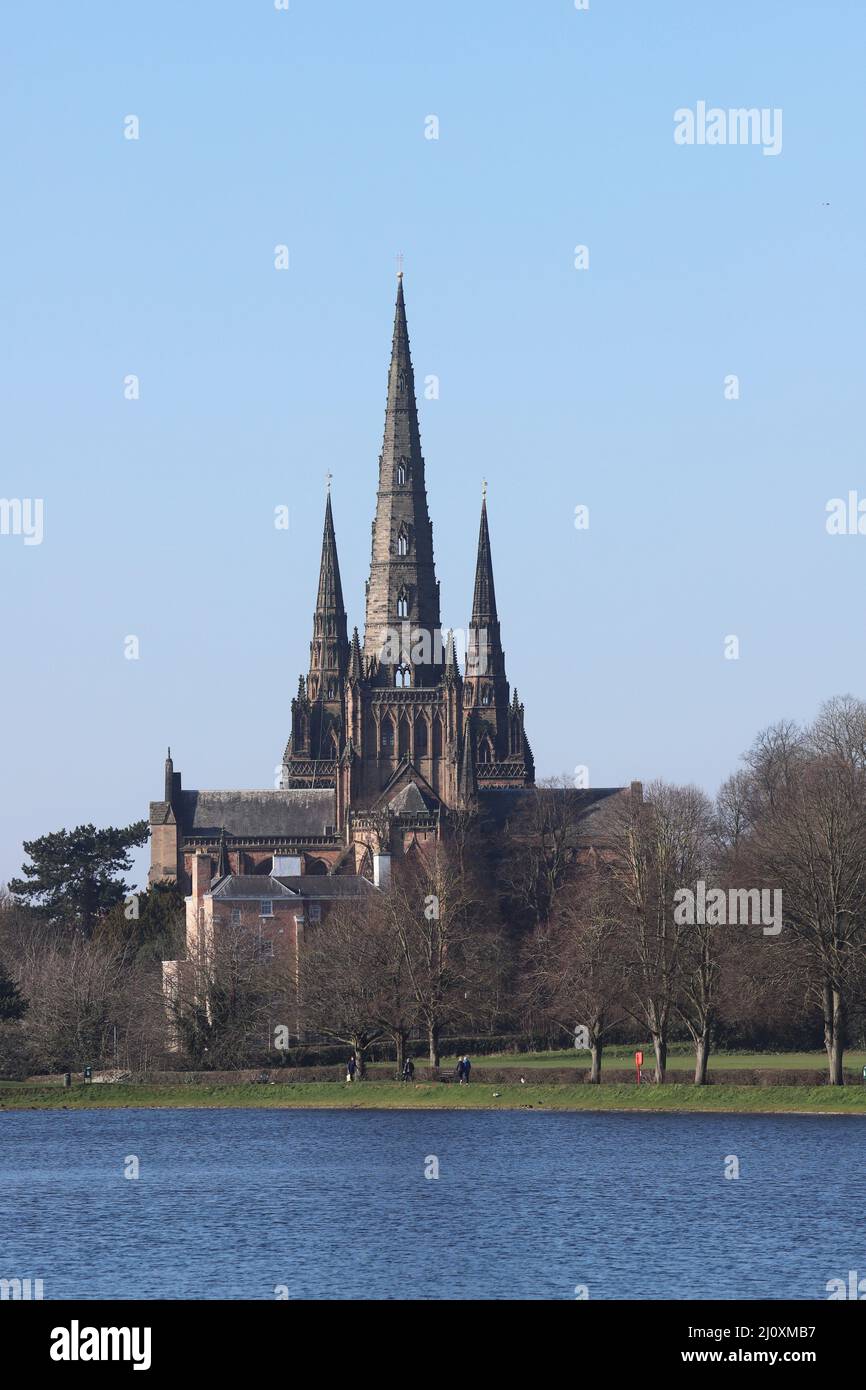 La cattedrale di Lichfield si affaccia da est attraverso la piscina di Stowe Foto Stock