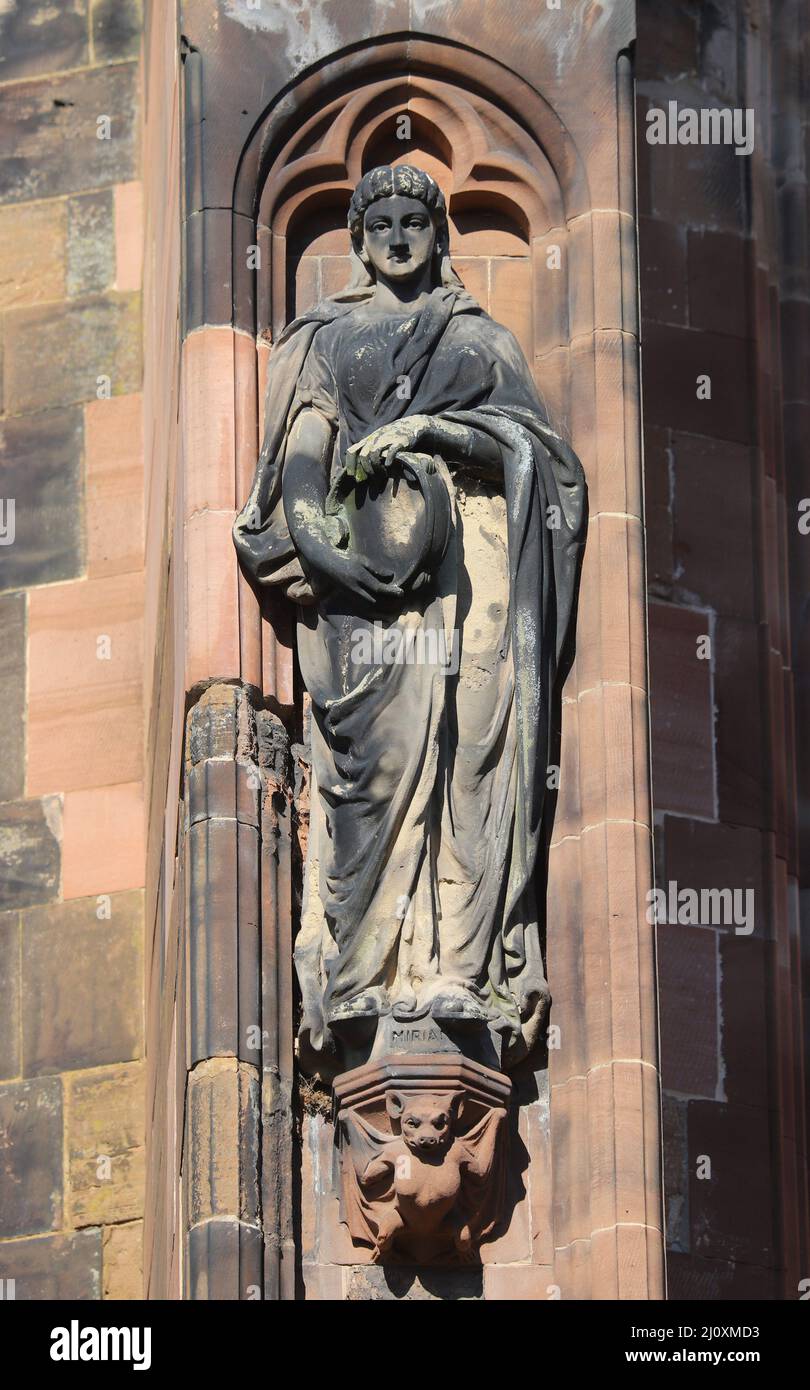Statua di San Miriam che porta un tamborine sul lato sud della Cattedrale di Lichfield Foto Stock