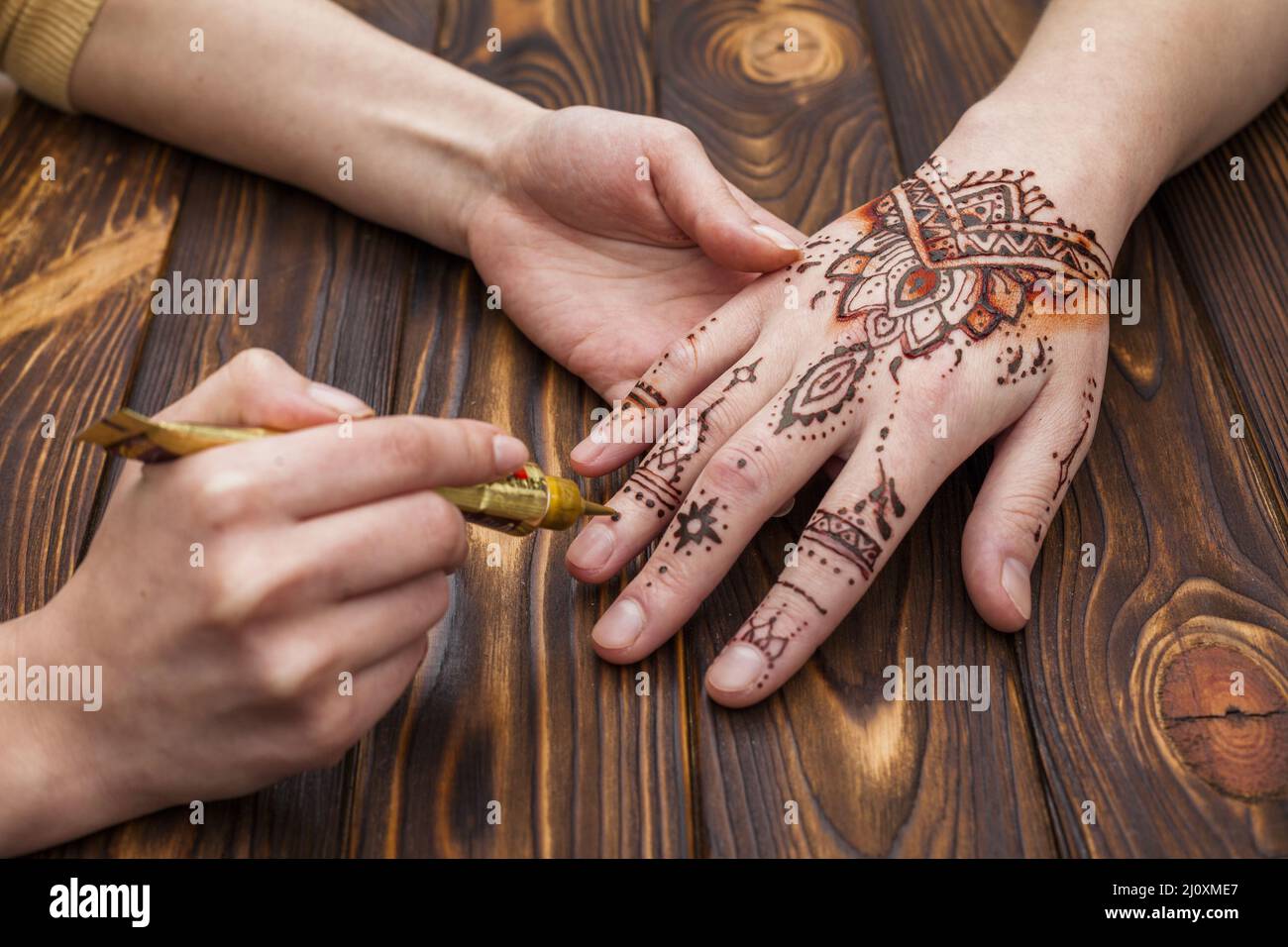 Artista che fa la mano di mehndi womans. Concetto di foto di alta qualità Foto Stock