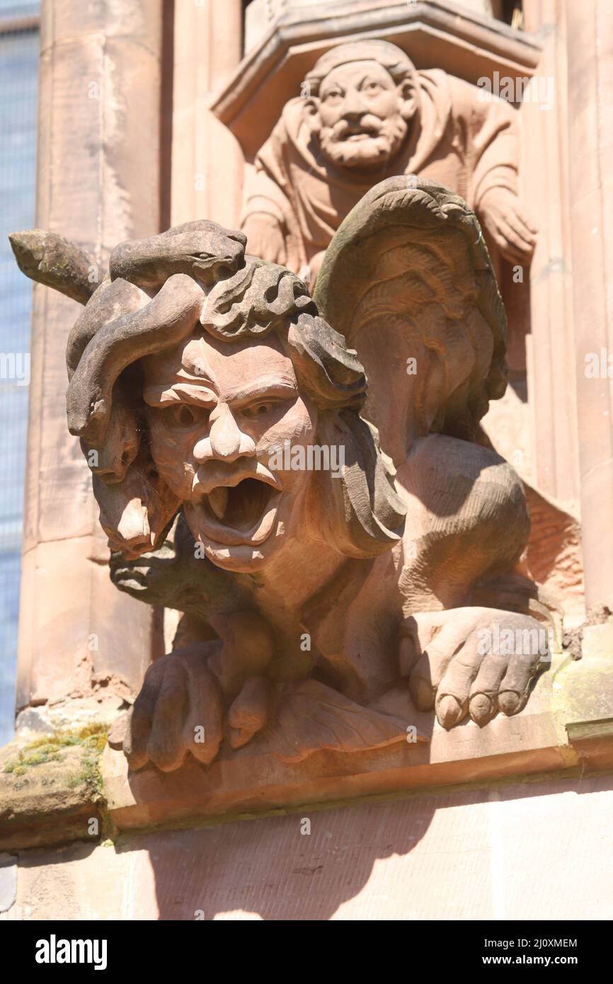 Statua di grottesca con vipere per capelli sulla parete sud della Cattedrale di Lichfield Foto Stock