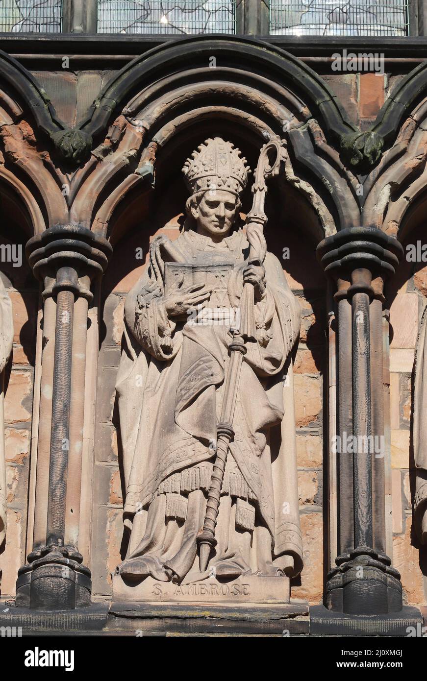 Statua di Sant'Ambrogio, Vescovo di Milano, sopra la porta sud del Duomo di Lichfield Foto Stock