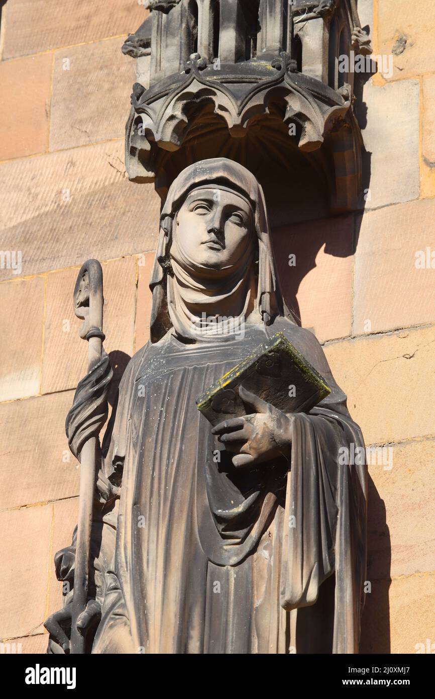 Statua di San Werburgha sul lato sud-est della Cattedrale di Lichfield Foto Stock