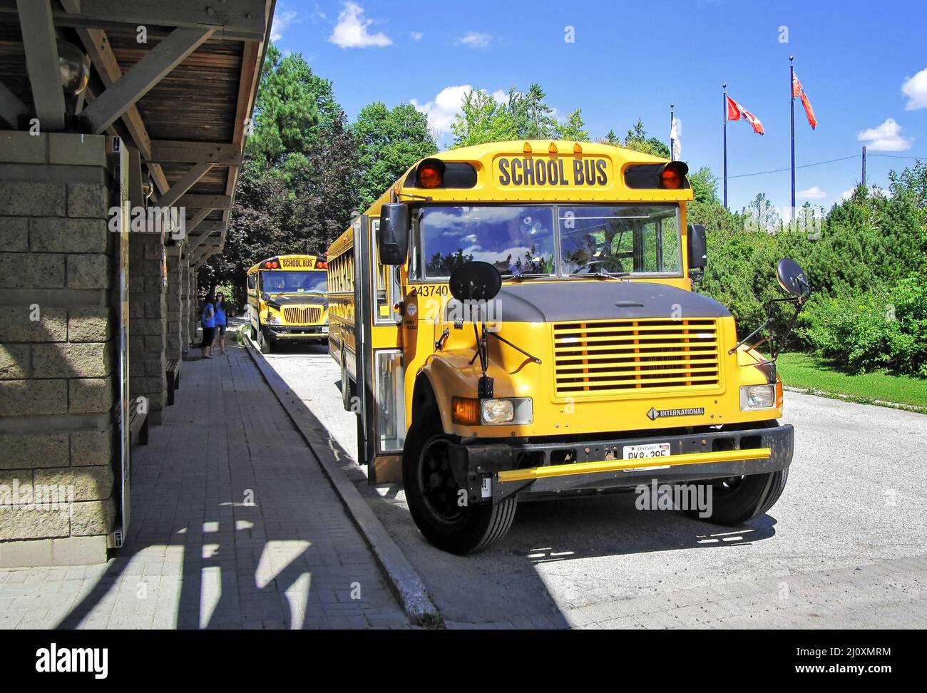 TORONTO, CANADA - 08 11 2011: Bus scolastico in attesa di bambini accanto al museo Black Creek Pioneer Village a Toronto Foto Stock