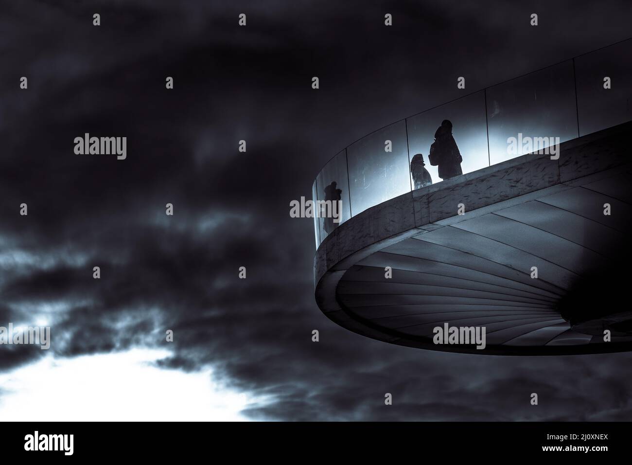 15.03.2022. Mosca, Russia. Persone sul ponte di osservazione nel Parco Zaryadye a Mosca. Foto di alta qualità Foto Stock
