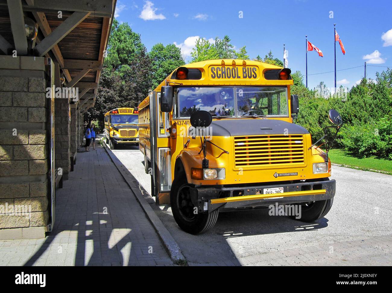 TORONTO, CANADA - 08 11 2011: Bus scolastico in attesa di bambini accanto al museo Black Creek Pioneer Village a Toronto Foto Stock