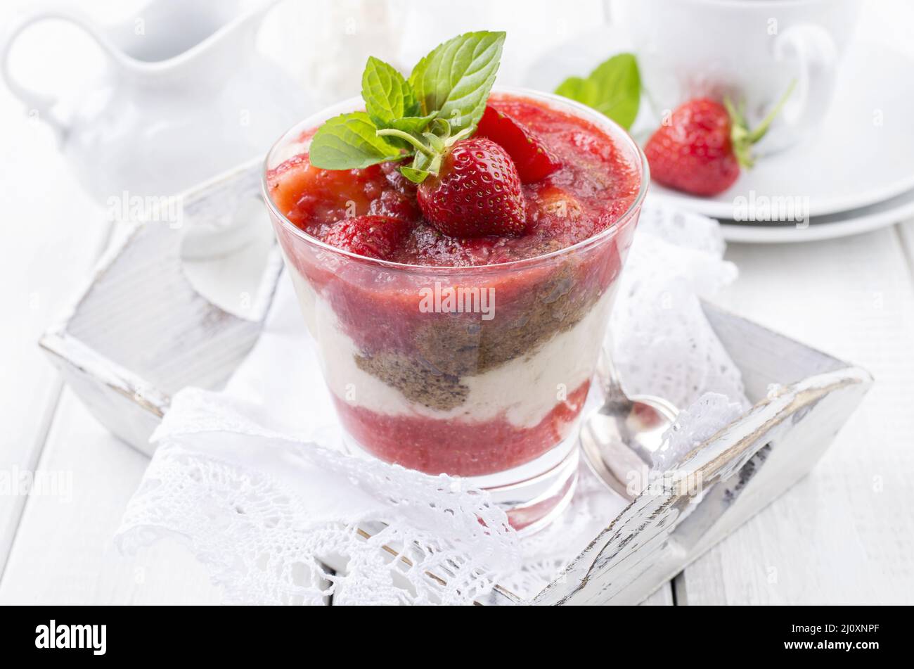Dessert alla fragola dolce tradizionale con yogurt servito da vicino in un bicchiere Foto Stock