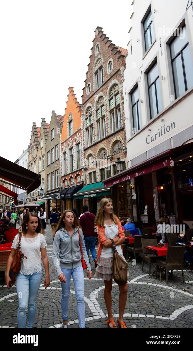 Camminando lungo Sint-Amandsstraat nel centro storico di Bruges, Belgio. Foto Stock