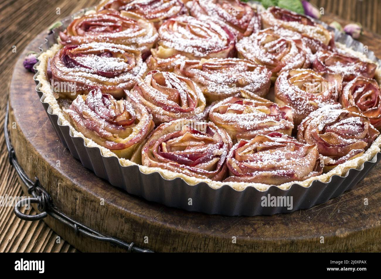 Tradizionale francese torta di mele aux pommes bouquet de rose servito come primo piano in classico piatto di supporto Foto Stock