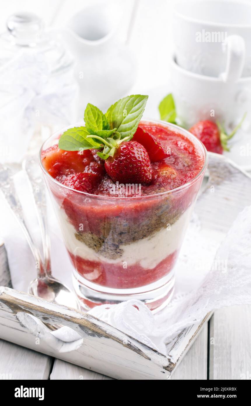 Dessert alla fragola dolce tradizionale con yogurt servito da vicino in un bicchiere Foto Stock
