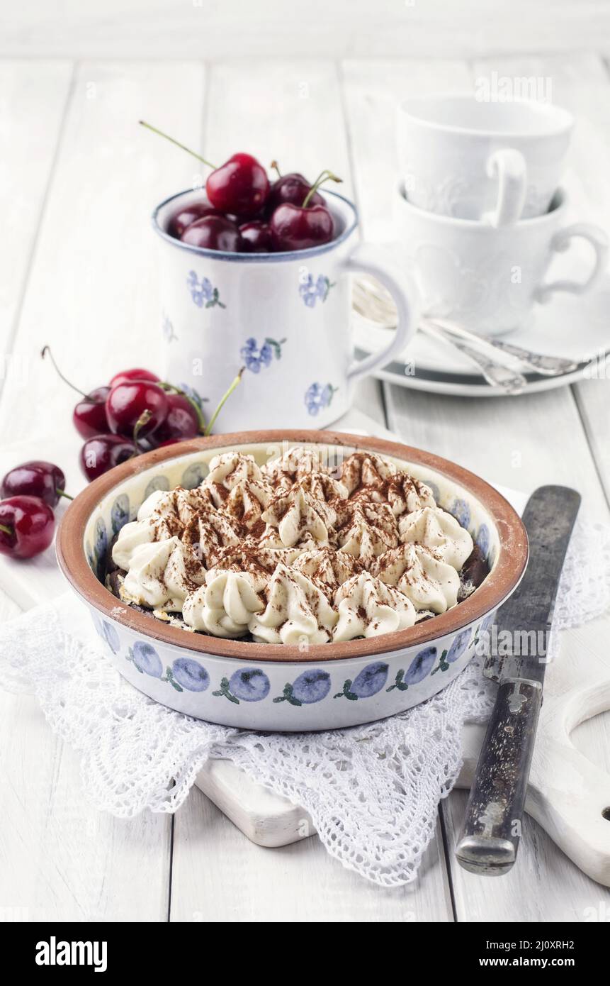 Torta di ciliegie con meringhe Foto Stock