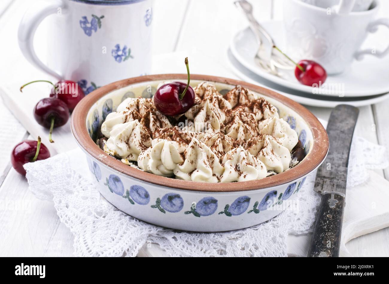 Torta di ciliegie con meringhe Foto Stock