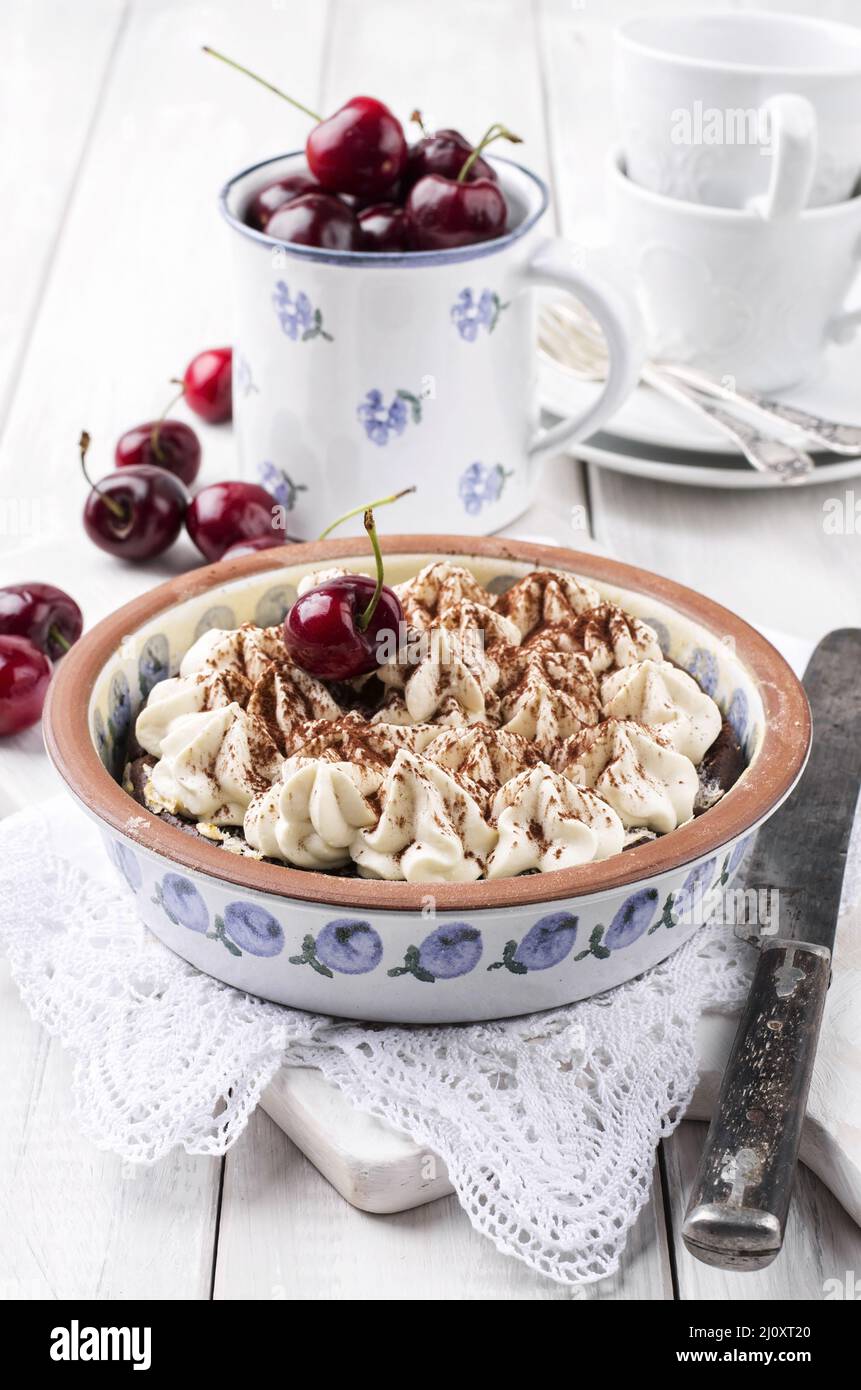 Torta di ciliegie con meringhe Foto Stock