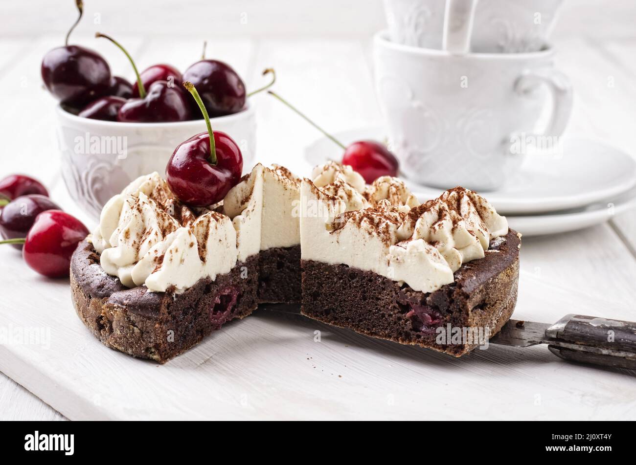 Torta Cherrie con meringhe Foto Stock