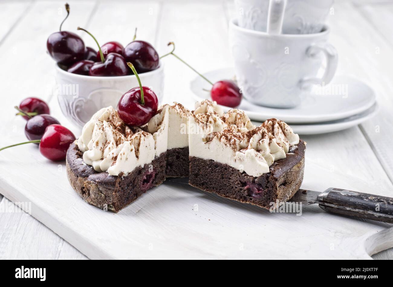 Torta di ciliegie con meringhe Foto Stock