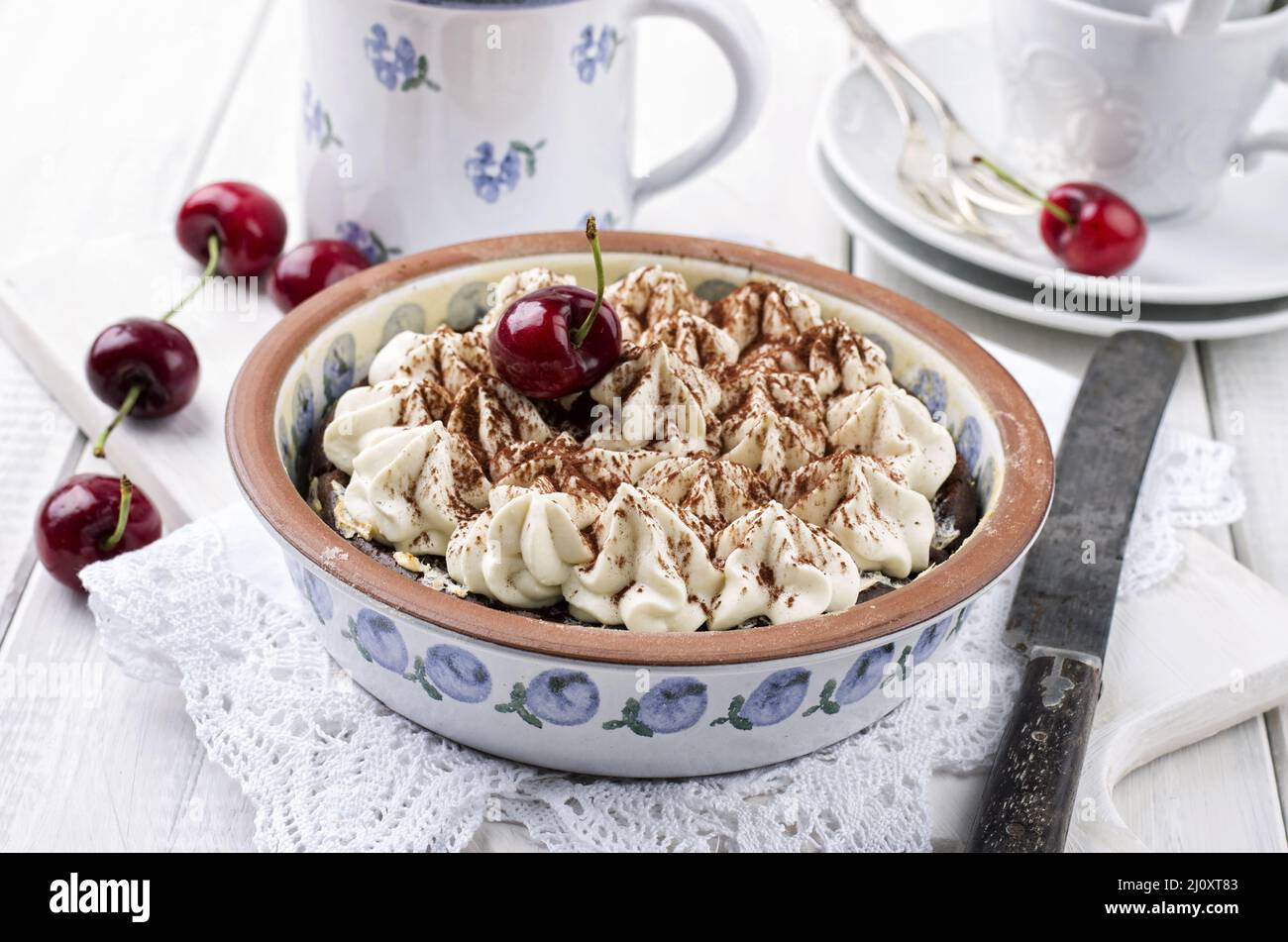 Torta di ciliegie con meringhe Foto Stock