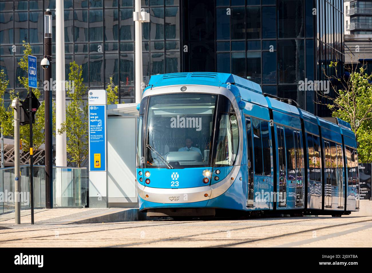 Regno Unito Birmingham City Centre al sole con la rigenerazione di Centenary Square, con il nuovo sistema Midlands Metro. Foto di Shaun Fellows Foto Stock